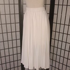 100% Polyester Skirt. Size S